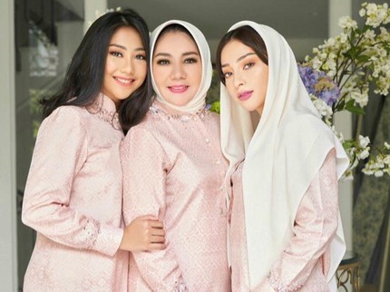 7 Potret Nikita Willy & Ibunda yang Awet Muda, Bak Adik Kakak