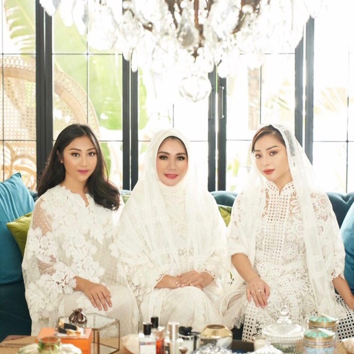 <p>Pesinetron Nikita Willy dikenal memiliki paras yang cantik oleh para penggemarnya. Ternyata, kecantikannya itu menurun dari sang ibunda, Yora Febrina. Adik Nikita Willy, Nona Willy, juga tak kalah cantik. (Foto: Instagram @yorafebrina)</p>