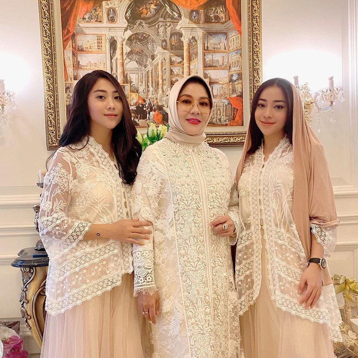 <p>Yora Febrina bersama anak-anaknya, Nikita Willy dan Nona Willy. Seperti kakak adik ya. (Foto: Instagram @yorafebrina)</p>
