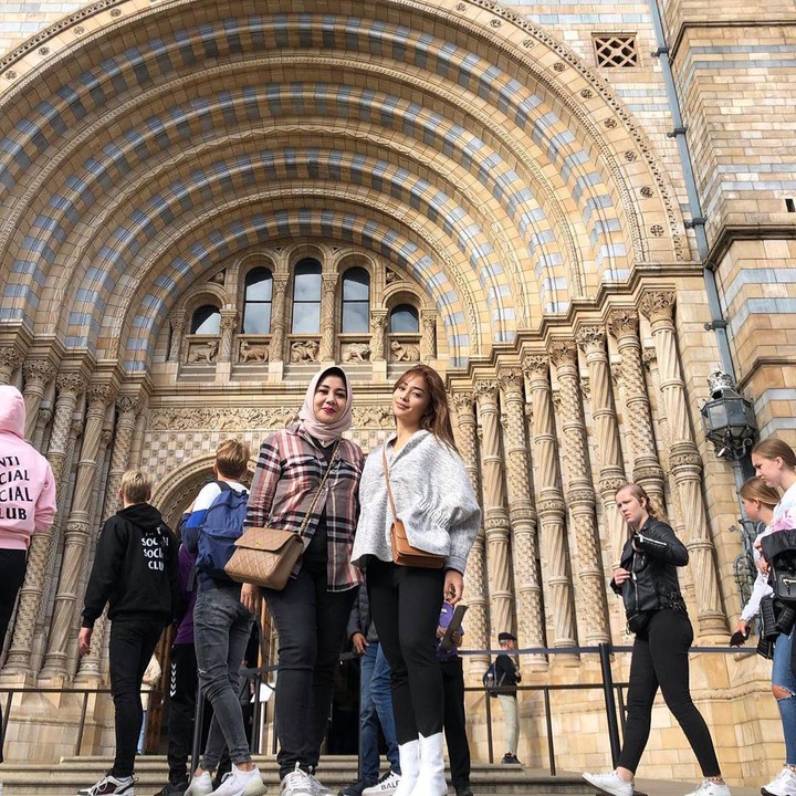 <p>Bagaimana Bunda, Nikita Willy dan ibundanya sudah seperti kakak adik ya? (Foto: Instagram @yorafebrina)</p>