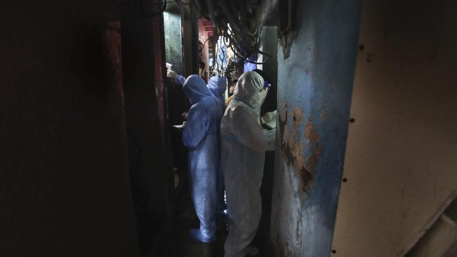 Health workers screen people for COVID-19 symptoms at a slum, in Mumbai, India, Wednesday, July 8, 2020. India has overtaken Russia to become the third worst-affected nation by the coronavirus pandemic. (AP Photo/Rafiq Maqbool)