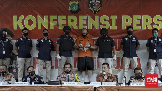 Kapolda Metro Jaya Nana Sujana bersama Menteri Sosial Juliari Batubara saat menggelar konfrensi pers Pengungkapan Kasus Eksploitasi secara Ekonomi dan atau Seksual  terhadap anak  dibawah umur (Child Sex Groomer) yang dilakukan oleh warga asing di Halaman Polda Metro Jaya,  Jakarta,  Kamis, 9 Juli 2020. Dalam pengungkapan tersebut diamankan barang bukti berupa kamera dan hasil video rekaman yang di dapat dari korban di duga sebanyak 305 orang. CNN Indonesia/Bisma Septalisma