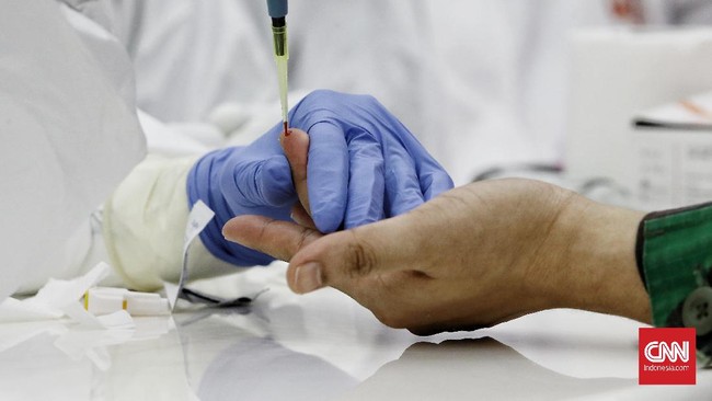 Petugas kesehatan menggunakan alat rapid diagnostic test Corona RI-GHA COVID-19  di ruang Heritage, Kemenko PMK, Jakarta. Kamis (9/7/2020). CNN Indonesia/Andry Novelino