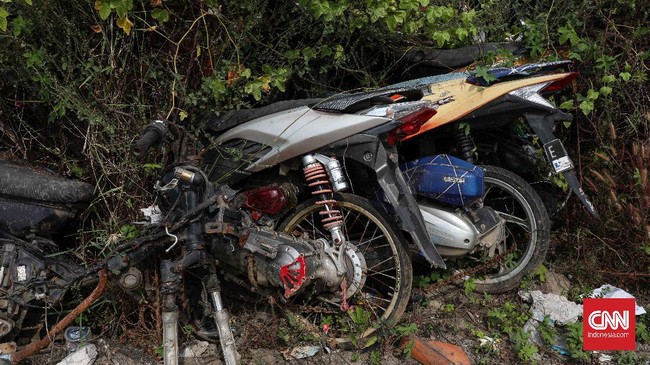 Empat motor yang dikendarai para pelajar ditabrak oleh mobil yang dikendarai oleh turis asal Afrika bernama Chidi Ezonu (30).