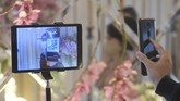 SIMULASI RESEPSI PERNIKAHAN NORMAL BARU Tamu undangan memindai barcode undangan dalam simulasi pernikahan di era normal baru di Jakarta, Kamis (9/7/2020). Simulasi itu dilakukan dengan protokol COVID-19 yang ketat. ANTARA FOTO/Akbar Nugroho Gumay/nz