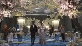 SIMULASI RESEPSI PERNIKAHAN NORMAL BARU Pasangan pengantin mengenakan masker dalam simulasi pernikahan di era normal baru di Jakarta, Kamis (9/7/2020). Simulasi itu dilakukan dengan protokol COVID-19 yang ketat. ANTARA FOTO/Akbar Nugroho Gumay/nz