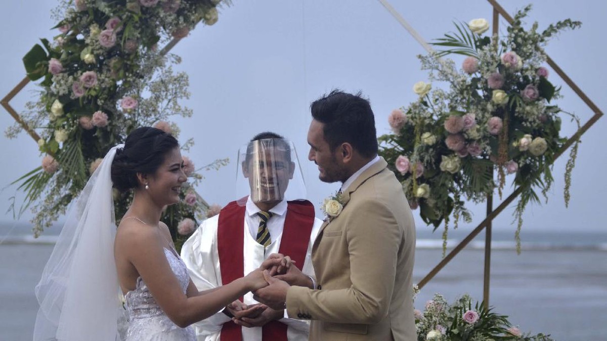 FOTO: Simulasi Resepsi Pernikahan ala 'New Normal'