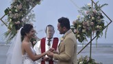 SIMULASI RESEPSI PERNIKAHAN NORMAL BARU Pasangan pengantin menjalani prosesi pemberkatan saat simulasi penyelenggaraan kegiatan pernikahan di kawasan Nusa Dua, Badung, Bali, Senin (6/7/2020). Kegiatan simulasi yang diselenggarakan Bali Wedding Association tersebut dilakukan sebagai upaya sosialisasi dan pedoman penyelenggaraan kegiatan pernikahan yang menerapkan protokol kesehatan pencegahan COVID-19 secara ketat selama masa normal baru. ANTARA FOTO/Fikri Yusuf/hp.