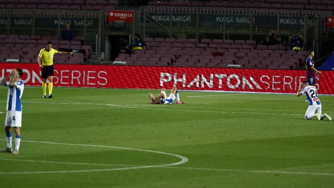 Espanyol's players react during the Spanish La Liga soccer match between FC Barcelona and RCD Espanyol at the Camp Nou stadium in Barcelona, Spain, Wednesday, July 8, 2020. (AP Photo/Joan Monfort)