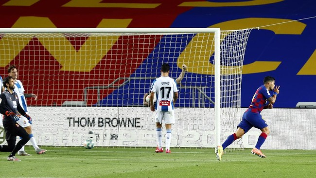 Barcelona's Luis Suarez celebrates scoring the opening goal during the Spanish La Liga soccer match between FC Barcelona and RCD Espanyol at the Camp Nou stadium in Barcelona, Spain, Wednesday, July 8, 2020. (AP Photo/Joan Monfort)
