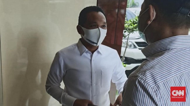 Bupati Lumajang, Thoriqul Haq memenuhi penyidik Ditreskrimsus Polda Jawa Timur (Jatim). Ia diperiksa dalam dugaan kasus pencemaran nama baik seorang pengusaha tambabg, lantaran membela lahan keluarga mendiang salim kancil.