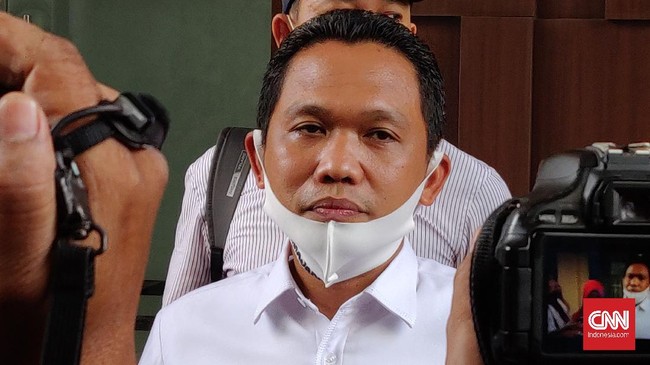 Bupati Lumajang Thoriqul Haq sempat menjalani dua kali tes Swab. Pada tes pertama, Thoriqul dinyatakan negatif tapi pada tes kedua, Thoriqul dinyatakan positif.