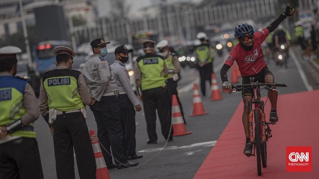 Polisi menanti laporan dari Jasa Marga selaku pengelola tol sebelum memproses hukum para pesepeda yang masuk jalan bebas hambatan itu.