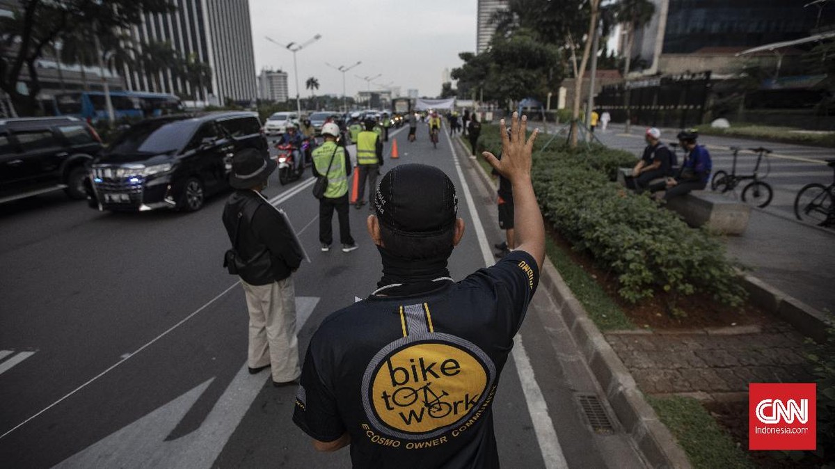 FOTO: Aksi Karpet Merah Istimewakan Pesepeda di Jakarta