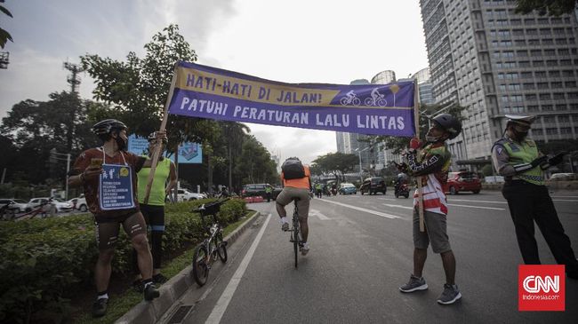 Komunitas Mobil dan Motor Tak Setuju Sepeda Masuk Tol - CNN Indonesia