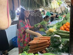 5 Artis Ini Belanja ke Pasar, Asyik Borong Bahan Makanan!