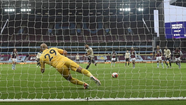 Manchester United's Bruno Fernandes scores his team's first goal from the penalty spot during the English Premier League soccer match between Aston Villa and Manchester United at Villa Park in Birmingham, England, Thursday, July 9, 2020. (AP Photo/Oli Scarff,Pool)