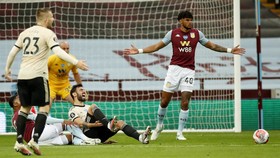 Schmeichel Marah MU dapat Penalti karena Fernandes Diving