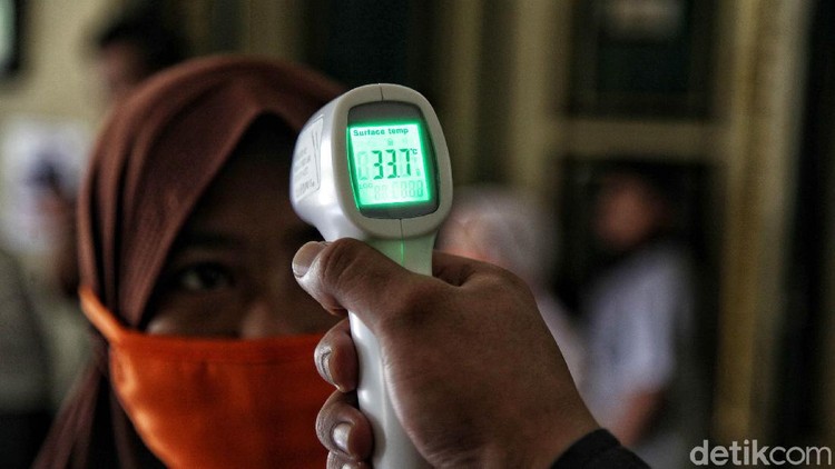 Chief Agency Officer PT Avrist Assurance M Irsan Zainuddin dan Head of Corporate Marketing Communications PT Avrist Assurance Ernest Febrianto memberikan bantuan santunan kepada anak yatim di Panti Asuhan Muslim Jakarta Pusat, Jumat (10/7). Dalam rangka memperingati 45 tahun berkarya di Indonesia, PT Avrist Assurance secara serentak membagikan total 4.500 paket makanan dan sumbangan donasi anak yatim piatu di 11 kota di Indonesia.