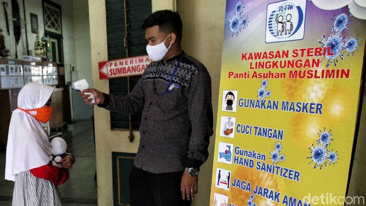 PT Avrist Assurance memberikan santunan kepada anak yatim di Panti Asuhan Muslim, Jakarta Pusat, Jumat (10/7). Pemberian santunan dengan menerapkan protokok kesehatan.