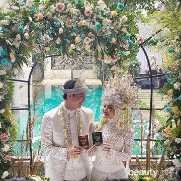 Menikah, Cantiknya Dinda Hauw Pakai Baju Adat Palembang dan Makeup Bold