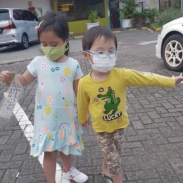 <p>Cynthia Lamusu juga sempat mengajak si kembar Tatjana dan Bima keluar rumah untuk ikut belanja bulanan. Meski mereka cuma turun di parkiran, Cynthia tetap merasa dag dig dug mengajak jalan anaknya di masa new normal. (Foto: Instagram @cynthia_lamusu)</p>