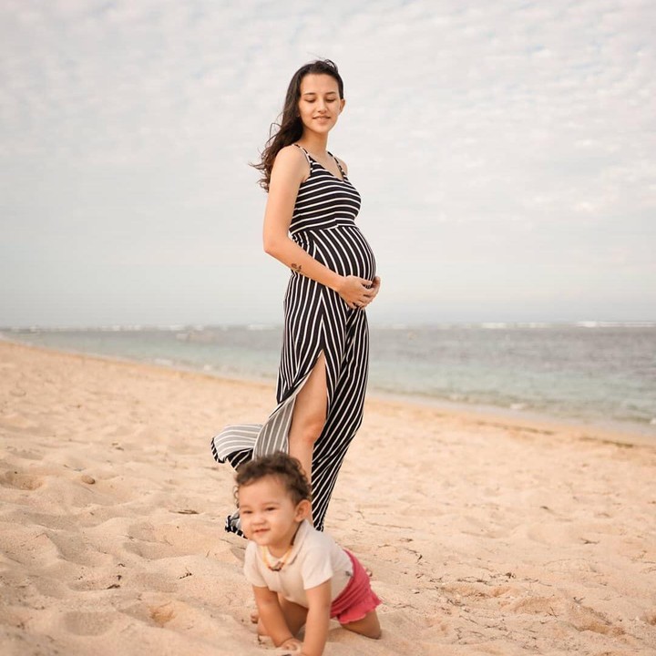 <p>Sedang hamil anak ketiga, Dahlia Poland menyempatkan diri untuk rehat sejenak, dengan menikmati pantai bersama si kecil di masa new normal. (Foto: Instagram @dahliachr)</p>