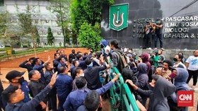 Protes Sanksi DO, Mahasiswa Unas Bakar Ban di Depan Kampus