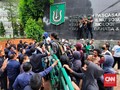 Protes Sanksi DO, Mahasiswa Unas Bakar Ban di Depan Kampus