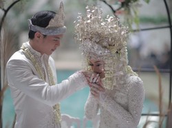 Berawal dari Insting, Ini Cerita Rey Mbayang Jadi Suami Dinda Hauw