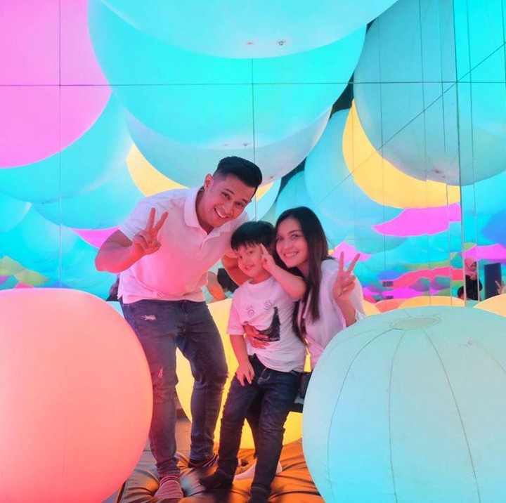 <p>Di setiap foto, ketiganya terlihat selalu mengunjungi tempat-tempat seru yang ramah anak. (Foto: Instagram @fatmasury_)</p>