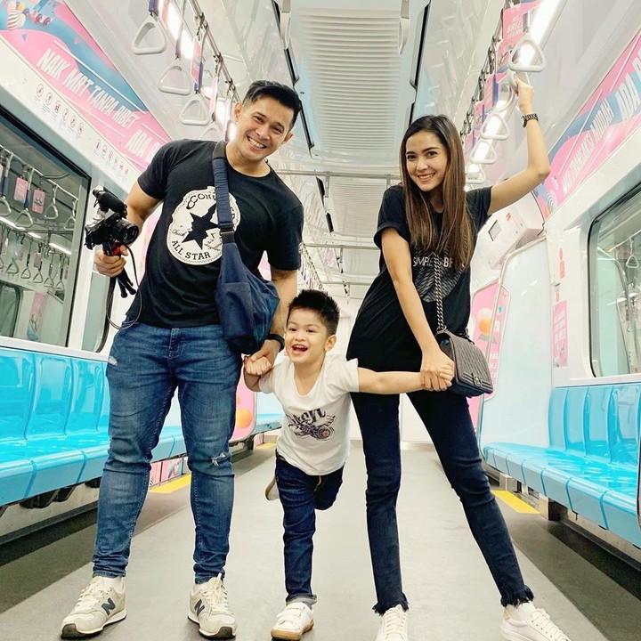<p>Throwback pertama kali menjajal MRT Jakarta, Messi tampak happy banget nih! (Foto: Instagram @fatmasury_)</p>