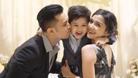 <p>Tampaknya nama anak laki-laki Fatmasury Dahlan dan Afdhal Yusman terinspirasi dari nama pesepakbola nih. Nama lengkap si kecil adalah Reynand Messi Afdhal. (Foto: Instagram @fatmasury_)</p>