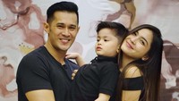 <p>Pesinetron cantik Fatmasury Dahlan menikah dengan bintang FTV Afdhal Yusman pada 2014. Keduanya dikaruniai seorang anak laki-laki. (Foto: Instagram @fatmasury_)</p>