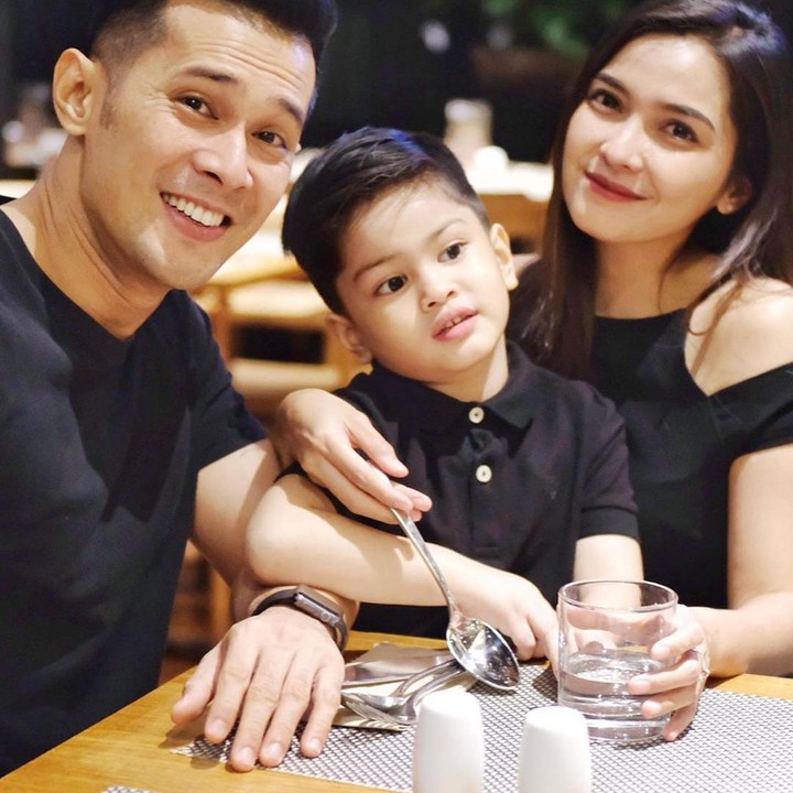 <p>Seringkali netizen menyebut mereka family goals. Setuju ya, Bunda? Semoga keluarga kecil Fatmasury Dahlan dan Afdhal Yusman selalu sehat ya. (Foto: Instagram @fatmasury_)</p>