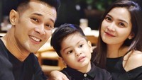<p>Seringkali netizen menyebut mereka family goals. Setuju ya, Bunda? Semoga keluarga kecil Fatmasury Dahlan dan Afdhal Yusman selalu sehat ya. (Foto: Instagram @fatmasury_)</p>