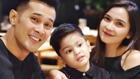 Family Goals! 7 Potret Fatmasury Dahlan & Afdhal Yusman Bersama Si Kecil