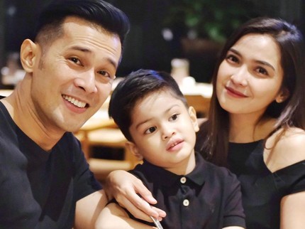Family Goals! 7 Potret Fatmasury Dahlan & Afdhal Yusman Bersama Si Kecil