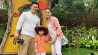 <p>Meski Fatmasury Dahlan dan Afdhal Yusman cukup sibuk, tapi selalu memprioritaskan si kecil punya waktu berkualitas dengan bunda dan ayahnya. (Foto: Instagram @fatmasury_)</p>