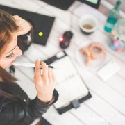 Hindari Stress Saat Bekerja, 5 Kebiasaan Sehat Ini Bisa Kamu Coba Rutinkan