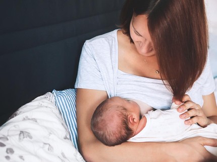 4 Alasan Mengapa Bunda Perlu Membangunkan Bayi untuk Menyusu
