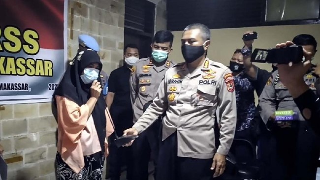 Ince Ni'matullah, ibu rumah tangga, pelaku penistaan agama di Makassar diamankan polisi.