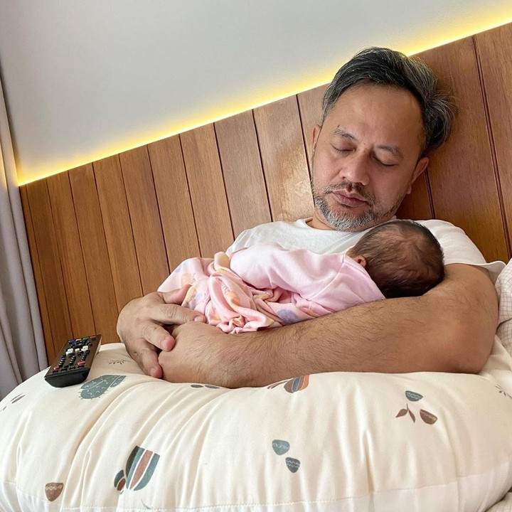 Enggak heran kalau suami Mona Ratuliu ini bersedia membantu mengurus bayi, yang katanya suka 'ngajak' begadang sang bunda. Sampai ketiduran tuh. (Foto: Instagram @monaratuliu)