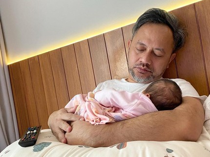 7 Foto Suami Mona Ratuliu Momong Anak Keempat Sampai Ketiduran