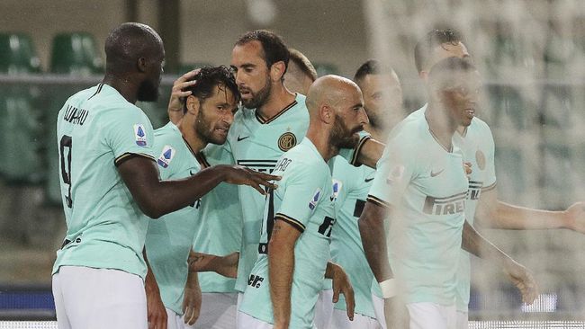 Italy Soccer Serie A Inter Milan's Antonio Candreva, second from left, celebrates with teammates after scoring a goal during the Serie A soccer match between Hellas Verona and Inter Milan, at the Marcantonio Bentegodi Stadium in Verona, Italy, Thursday, July 9, 2020. (Paola Garbuio/LaPresse via AP)