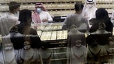 Kasus Virus Corona Meningkat di Arab Saudi Saudis buy jewels at the gold market a day before the expected increase of VAT from 5% to 15%, in Jiddah, Saudi Arabia, Tuesday, June 30, 2020. (AP Photo/Amr Nabil)