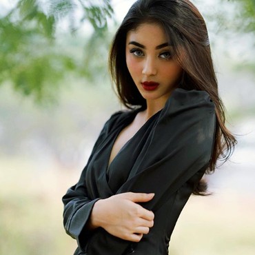 Pakai Kebaya, Ini Foto Cantik Margin Wieheerm Calon Istri Ali Syakieb