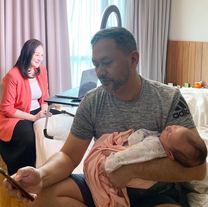 Bahkan saat Mona <em>working from home</em> (WFH), Indra Brasco dengan senang hati menggendong baby Numa. (Foto: Instagram @monaratuliu)