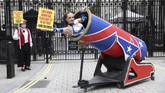 Nyalang Edisi 11 Juli 2020 Circus performers of the Association of Circus Proprietors pose outside Downing Street in central London on July 7, 2020, as members deliver a letter to the Prime Minister calling for the right to reopen for their summer peak season, (Photo by ISABEL INFANTES / AFP)