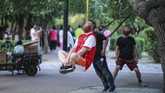 Nyalang Edisi 11 Juli 2020 This photo taken on July 5, 2020 shows a man doing exercise as he hangs on a tree in Shenyang in China's northeastern Liaoning province. (Photo by STR / AFP) / China OUT